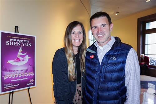 '图6：二零二一年十月三日下午，国际金融技术管理企业副总裁杰森·汉利（Jason Hanley）和太太在美国缅因州波特兰默瑞尔剧院（Merrill Auditorium）观看了神韵巡回艺术团的演出。'