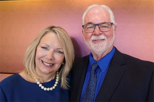 '图11：二零二一年十月二日下午，大西雅图地区林伍德市的市议员、市议会副主席吉姆・史密斯（Jim Smith）先生携妻子雪莉（Sherry）在西雅图观赏了神韵演出。'