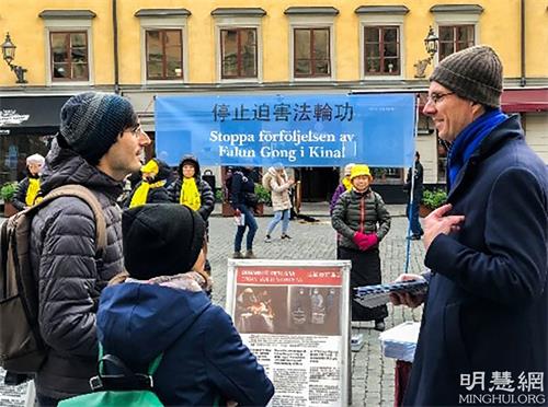 图1：二零二一年十月份的每周五和周六，法轮功学员都在斯德哥尔摩市中心老城区的诺贝尔博物馆前举讲真相活动。