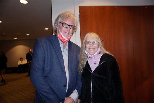 '图7：二零二一年十一月一日晚，著名音乐家托德·洛瑞（Todd Lowry）与夫人苏珊·洛瑞（Suzanne Lowry）观赏了在阿尔伯克基波的首场演出，夫妻俩为此等待了五年。'