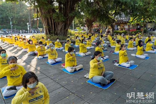 '图1～4：二零二一年十一月十四日下午高雄部份法轮功学员，来到高雄著名风景区“莲池潭”弘法传真相，活动中有腰鼓队表演以及五套功法演示，祥和的炼功场吸引不少路过民众驻足观看。'