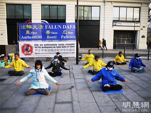 '写真1〜2：2021年11月14日、法輪功学習者はパリの地下鉄ポンヌフ駅で情報デーを開催しました。 写真は、法輪功学習者が演習を実演しているところです。 '