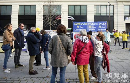 写真3：2021年11月14日、パリの地下鉄ポンヌフ駅で開催されたInformation Dayイベント中に、人々は法輪功についての真実を見て学ぶために立ち止まりました。 '