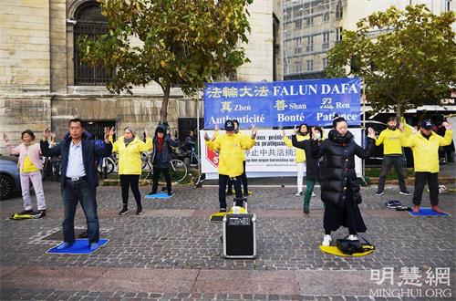 写真6：2021年11月6日、Xiatri地下鉄駅の外で、法輪功学習者が演習の実演を行いました。 '