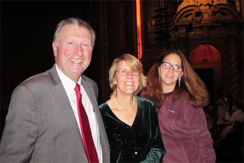'图5：二零二一年十一月十三日晚，退休银行家布兰特·麦克杜格尔（Brant McDougall）携妻女观赏了在波士顿的首场演出。'