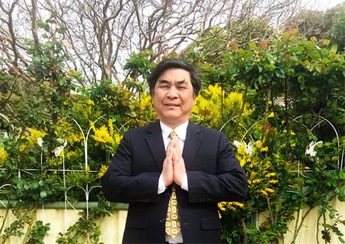 图：阮维雄（Nguyen Duy Hung）博士双手合十感恩师父的慈悲救度。