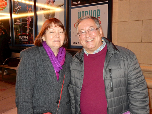 '图10：罗伯特・尼科西亚（Robert Nicosia）携妻子多琳奈・尼科西亚 （Dorine Nicosia）观看了神韵于二零二一年十一月二十一日晚在新布朗斯维克市的演出。'