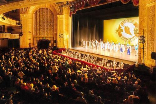 '图3:二零二一年十月二十七日至三十一日,美国神韵国际艺术团在密西根州车城底特律歌剧院上演了六场演出。图为十月三十一日下午,最后一场演出结束后,神韵艺术家们谢幕。'