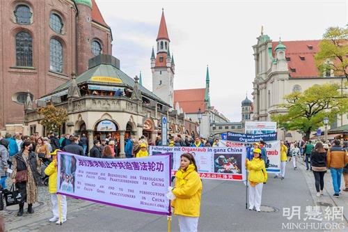 '图1~7:二零二一年十月三十日,法轮功学员在慕尼黑闹市区举办大游行,受瞩目。'