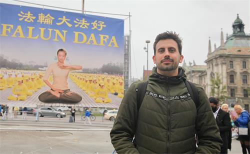 '图10:企业管理的学生伯恩先生(Daniel Böhm)感受到法轮功游行队伍散发能量与光芒。'
