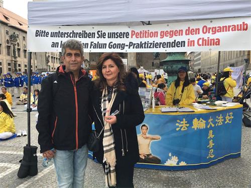 '图11:来自科隆(Köln)的阿萨德米苟尼夫妇(Asadmygoni)签名声援法轮功学员。'
