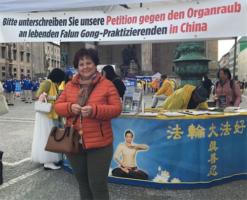 '图12：奥地利游客霍伯纳（Hubner）女士签名声援法轮功学员反迫害。'