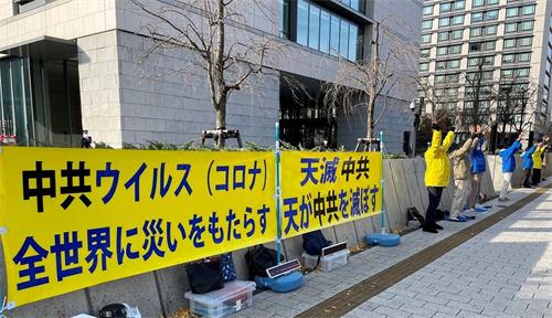 '图1～2：法轮功学员在日本国会前的道路上演示功法'