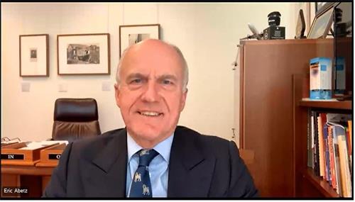 '图1：澳洲联邦参议员埃里克・阿贝茨（Senator the Hon Eric Abetz）先生专访视频截图。'