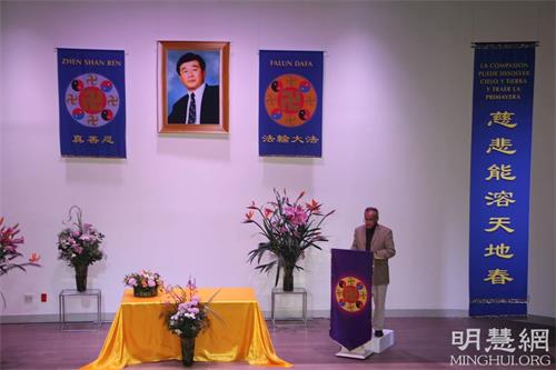 '图2～7：学员在台上发言，交流他们的修炼体会。'