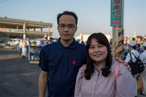 '图7：在保险公司服务的李先生与幼儿园教师太太林女士，在兴达渔港观光渔市场看天国乐团的演出，感受到正能量，心情很愉悦。'