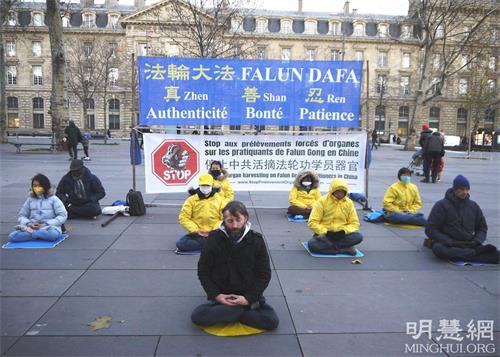 '图1：二零二一年十二月十日国际人权日之际，法轮功学员在巴黎共和国广场举办信息日活动，呼吁制止中共对法轮功的迫害。'