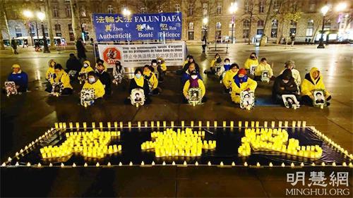 '图5：二零二一年十二月十日，巴黎法轮功学员在傍晚点亮烛光，悼念被中共迫害致死的法轮功学员。'