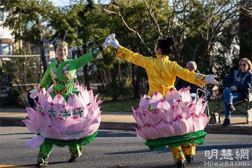 '图3：法轮功学员在圣诞游行中表演莲花舞。'