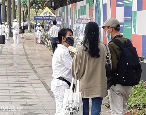 '图1～5：二零二一年十二月十一日，印尼法轮功学员在首都雅加达中共大使馆前举行和平抗议和讲真相活动。'