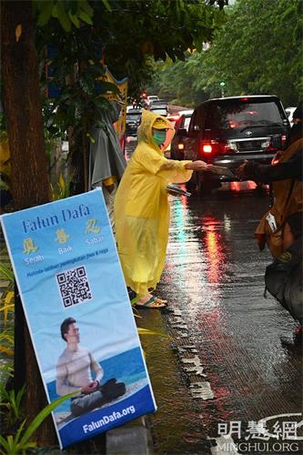 '图6～7：二零二一年十二月十一日，印尼法轮功学员泗水市中领馆前冒雨举行和平抗议活动。'