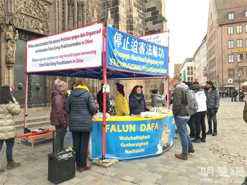 '图1：二零二一年国际人权日，法轮功学员在纽伦堡圣·劳伦斯教堂（St. Lorenz）前举办活动，揭露中共迫害法轮功。'