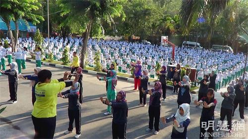 '圖1：印度尼西亞巴丹島國立中學1（SEKOLAH?MENENGAH?ATAS?NEGERI?1）師生學煉法輪功功法。'