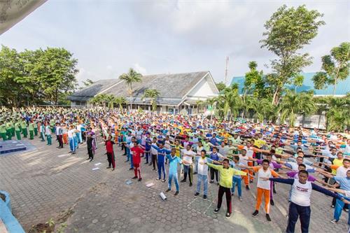 '图2：印度尼西亚巴丹岛职业中学1（SEKOLAH MENENGAH KEJURUAN NEGERI 1）学生集体炼功。'