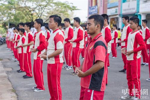 '图9～10：二零一六年十一月十一日，巴丹岛法轮功学员第二次到国家皇冠（Kolese Tiara Bangsa）高职学校教学生炼法轮功功法。'