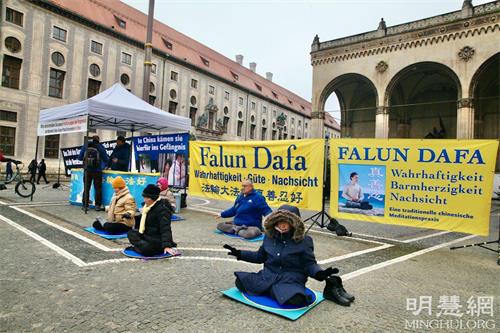 '图1：二零二一年十二月十三日，法轮功学员在德国慕尼黑奥迪安广场（Odeonsplatz）展示功法'