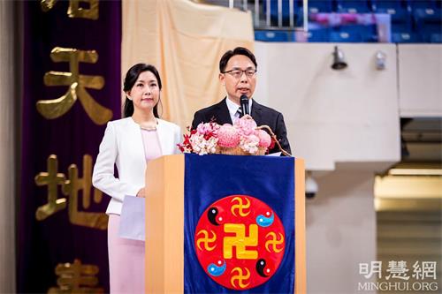 '图4:主持人恭读师父发来的贺词。'