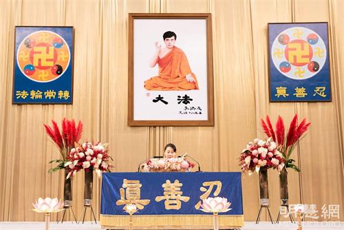 '图5~8:法轮功学员上台发言交流修炼心得。'