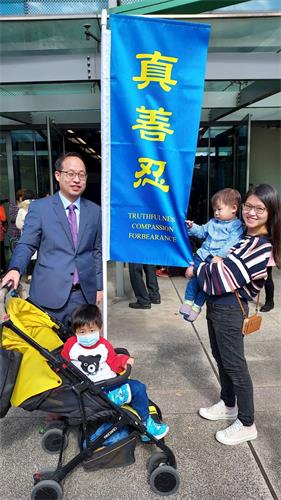 '图9:黄医师一家人参加法会。'