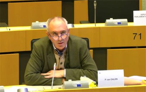 '图1：11月29日，荷兰政治家、欧洲议会人权小组委员会成员凡·达伦（P Van Dalen）参加欧洲议会听证会。（听证会视频截图）'
