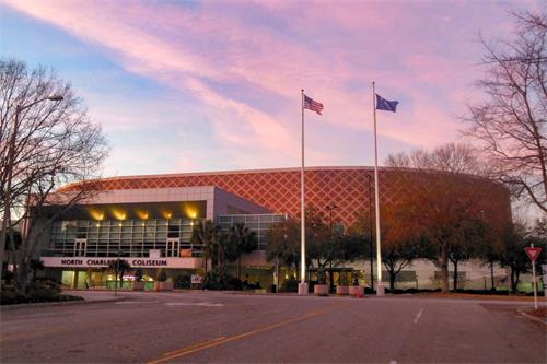 '图1：二零二一年十二月十八日和十九日，神韵北美艺术团在美国南卡州北查尔斯顿演艺中心（North　Charleston　Performing　Arts　Center）上演了两场“世界第一秀”。图为南卡州北查尔斯顿演艺中心外景。（大纪元）'