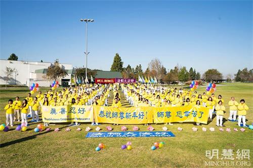 '图1：二零二一年十二月十九日，洛杉矶部份法轮功学员在芳泉谷市平方英里地区公园（Mile Square Regional Park）的草坪上集体炼功。'