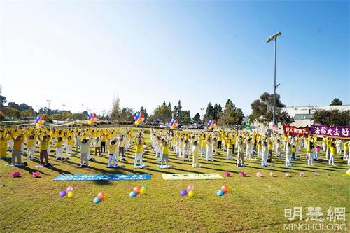 '图2:二零二二年新年将临, 洛杉矶法轮功学员恭贺师父新年好!'