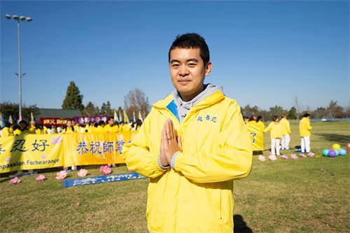 '图3:生物化学博士陈力双手合十谢师恩。(大纪元)'
