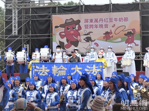 '图6：天国乐团表演结束后，万丹乡公所主任秘书郑光辉与天国乐团合影。'
