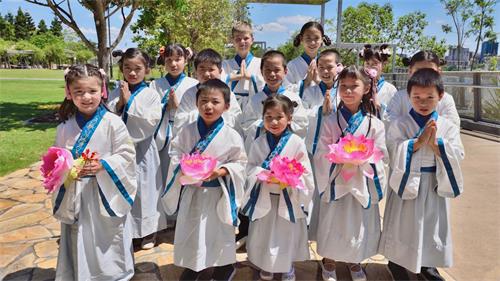 '图2:小弟子手捧莲花,恭祝师父新年快乐!'