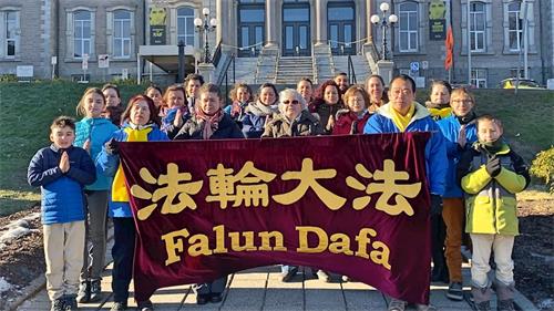 '图2:魁北克舍布鲁克市(Sherbrooke)部份法轮功学员恭祝师尊新年好。'