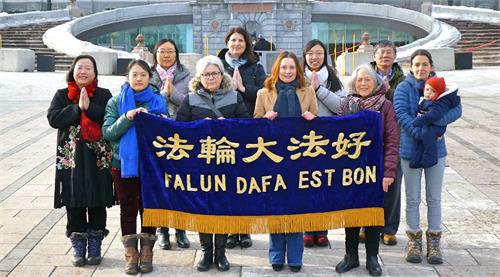 '图4:魁北克市(Quebec city)部份法轮功学员恭祝师尊新年好 。'