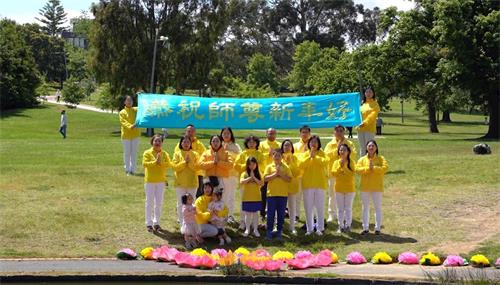 '图3:墨尔本部份越南裔法轮功学员恭祝师尊新年快乐。'
