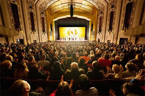 '图3：二零二一年十二月二十六日，神韵环球艺术团在美国康州哈特福德布什耐尔剧院演出，现场爆满。图为当天演出谢幕照。（大纪元）'