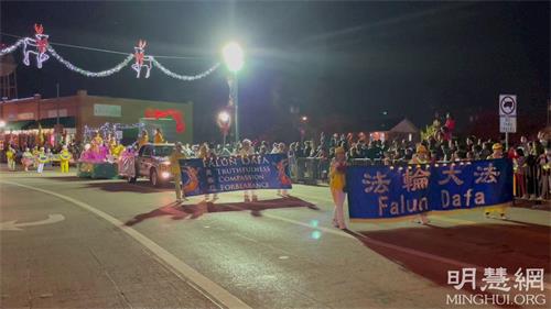 '图1～2：二零二一年十二月二日晚，大达拉斯地区的法轮功学员参加葡萄藤市圣诞灯光游行。'