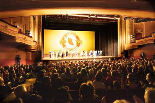 '图1：二零二一年十二月四日，美国神韵艺术团在美国明尼阿波利斯市奥菲姆剧院（Orpheum Theatre）的演出爆满。图为演出结束时演员谢幕。（大纪元）'
