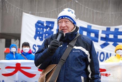 '图7：加拿大台湾人权协会主席麦克·史（Michael Stainton）在集会中发言'