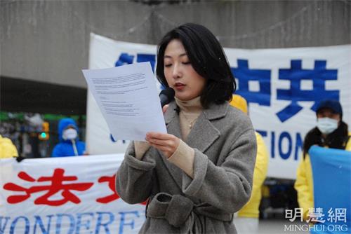 '图9：加拿大谢尔丹学院（Sheridan College）动画专业学生刘铭园在集会上呼吁营救母亲刘艳'