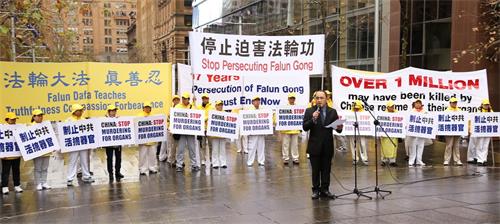 图1：澳大利亚越南社区前联邦主席三武律师 （Mr Vo Tri Dung）在二零一六年七月二十日悉尼各界集会上发言，谴责中共残酷迫害法轮功。