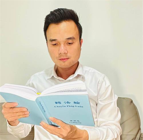 图6：新学员本·陈（Ben Tran）在阅读法轮大法创始人李洪志大师的主要著作《转法轮》。